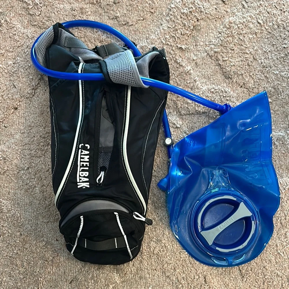 CamelBak Black & Blue Hydration Backpack with Reservoir Hiking Biking Pack - Picture 4 of 4